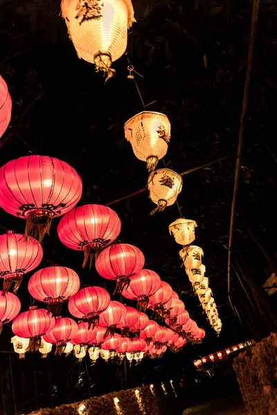 Uma Foto Vertical Das Ruas Iluminadas Festival Das Lanternas Okinawa — Fotografia de Stock