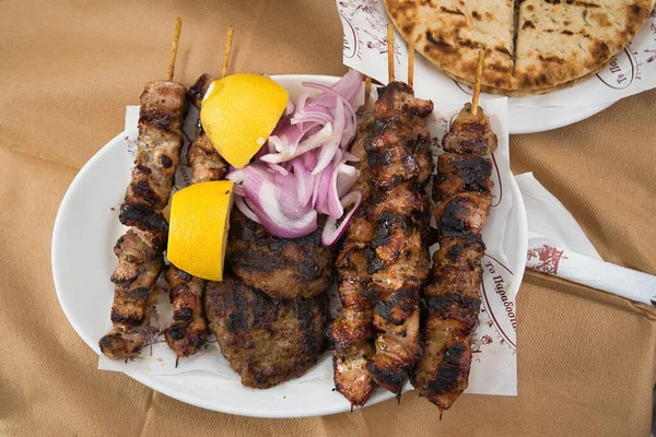 Souvlaki Grego Souvlaki Com Batatas Pão Limões Uma Taberna Grega — Fotografia de Stock