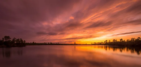 Uma Bela Paisagem Aquática Pôr Sol Dramático Refletindo Lago — Fotografia de Stock