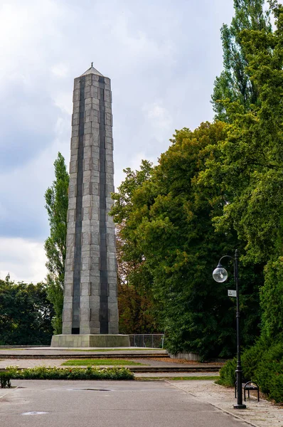 Poznan Pologne Août 2018 Plan Panoramique Obélisque Élevé Arbres Dans — Photo