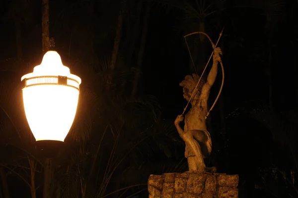 Plan Rapproché Une Lanterne Illuminée Dans Obscurité Avec Une Statue — Photo