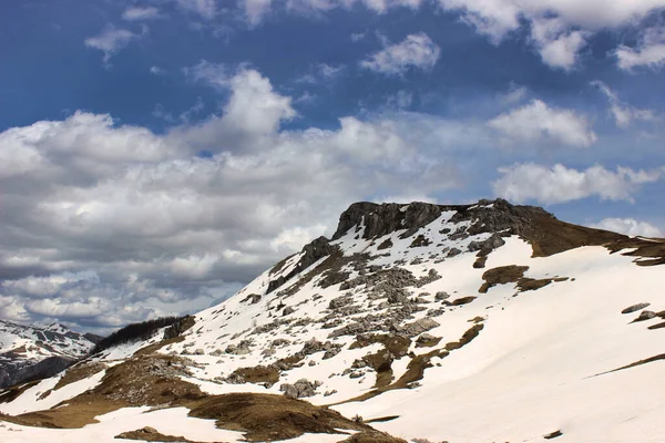 雪の多い岩山の美しい風景 — ストック写真