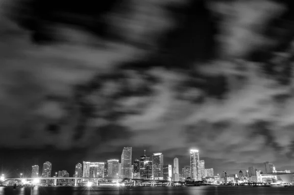 Grayscale Shot Cityscape Moving Sky Night — Stockfoto