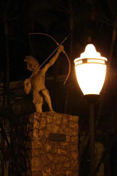 Pionowe Ujęcie Latarni Oświetlającej Ciemności Posągiem Tle — Zdjęcie stockowe