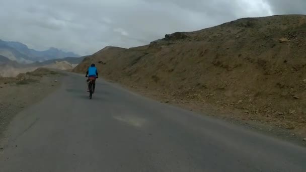 Filmaufnahmen Vom Radfahren Auf Der Bergstraße — Stockvideo