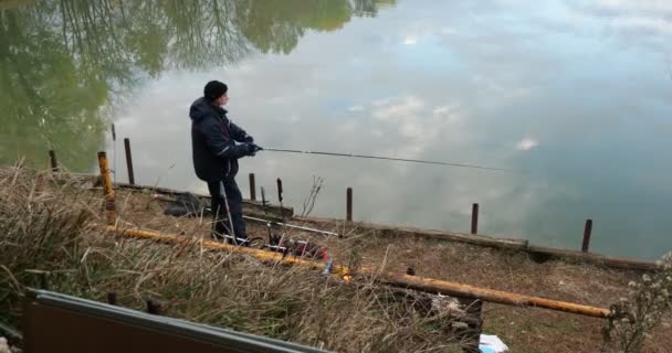 湖の漁師たちの映像です — ストック動画
