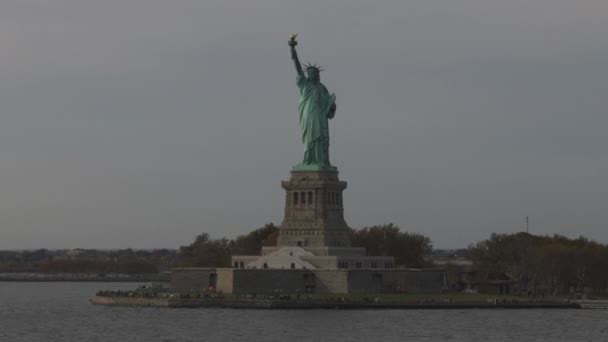 Статуя Свободи Фоні Міста — стокове відео