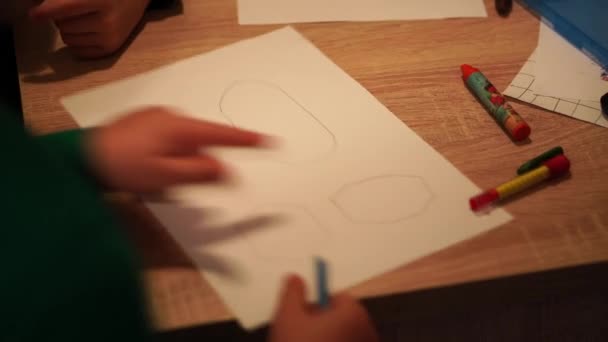 孩子们在桌子边画画的镜头 — 图库视频影像