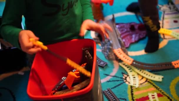Filmagens Crianças Brincando Com Ferrovia Brinquedo — Vídeo de Stock