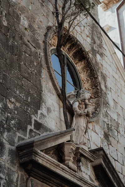 Vertical Shot Statue Old Building Window — Stock Photo, Image