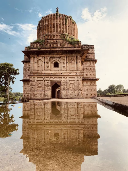 Вертикальний Знімок Історичного Кенотафа Відбитого Поверхні Води Попереду Орхе Індія — стокове фото