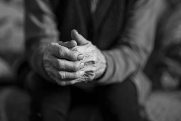 Zbliżenie Czarno Białe Ujęcie Staruszka Skrzyżowanego Ręką — Zdjęcie stockowe