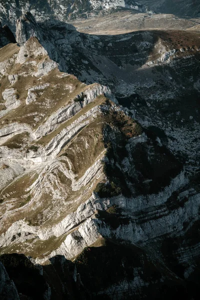 Gündüz Vakti Yüksek Dağların Dikey Görüntüsü — Stok fotoğraf