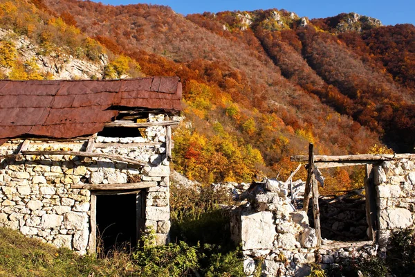 Malownicze Ujęcie Starych Rustykalnych Zrujnowanych Wiejskich Domów Otoczonych Wzgórzami — Zdjęcie stockowe