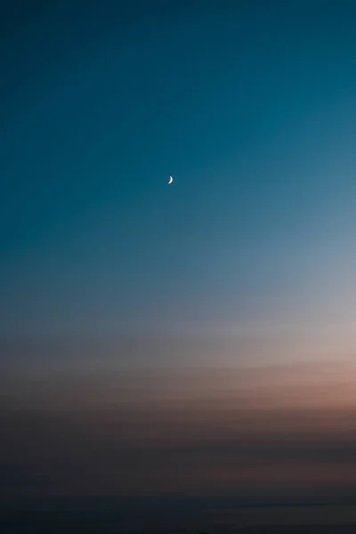 Een Verticaal Shot Van Prachtige Avond — Stockfoto