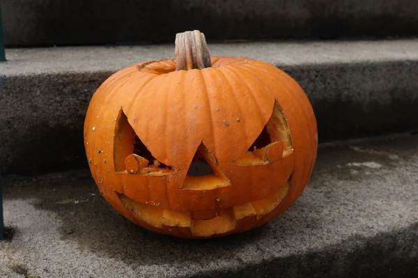 Egy Halloween Tök Lépcsőn Bejáratnál Ház — Stock Fotó