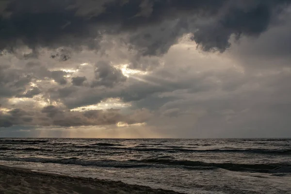 Een Prachtig Uitzicht Bewolkte Zonsondergang Hemel Zee — Stockfoto