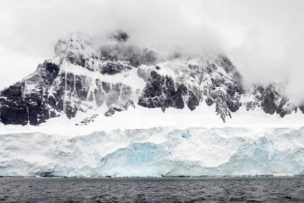 南極の霧深い日に海に巨大な氷山や丘の風景 — ストック写真