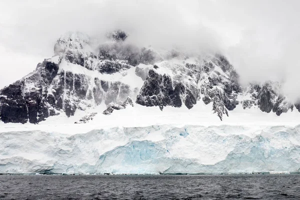 Uma Paisagem Enormes Icebergs Colinas Mar Dia Nebuloso Antártida — Fotografia de Stock