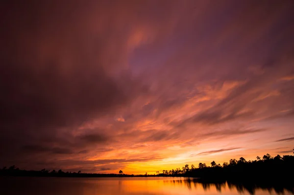Beautiful Waterscape Dramatic Sunset Reflecting Lake — Fotografia de Stock