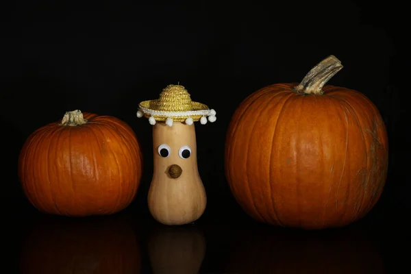 Par Calabazas Color Naranja Con Atuendo Mexicano Aisladas Sobre Fondo —  Fotos de Stock