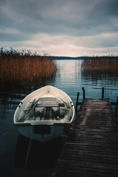 Вертикальный Снимок Деревянного Пирса Лодки Спокойном Озере Вечернее Время — стоковое фото
