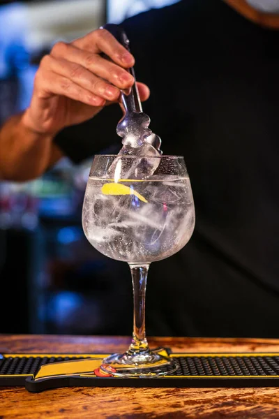 Eine Vertikale Aufnahme Eines Barmanns Bei Der Zubereitung Von Gin — Stockfoto