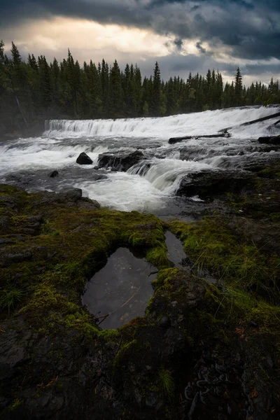Μια Κάθετη Λήψη Του Dawson Falls Κάτω Από Έναν Θυελλώδη — Φωτογραφία Αρχείου