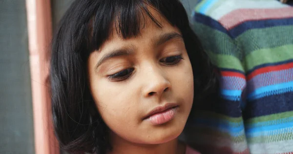 Неглубокий Фокус Красивой Молодой Индийской Девушки — стоковое фото