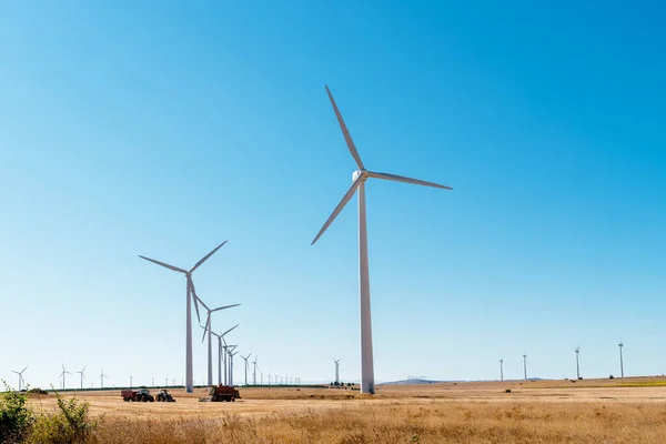 Wind Turbines Generating Electricity Landscape Farmland Clean Energy Renewable Energy — Stockfoto