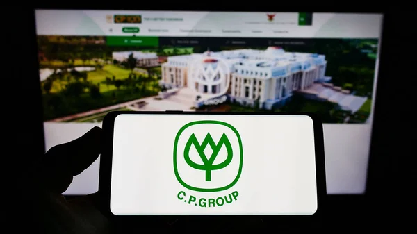 Stuttgart Alemanha Dezembro 2021 Pessoa Segurando Smartphone Com Logotipo Conglomerado — Fotografia de Stock