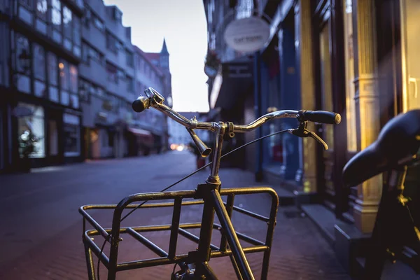 市区铺面路上的一辆自行车 — 图库照片