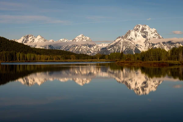 Beautiful Shot Two Mountains Reflecting Water — Foto Stock