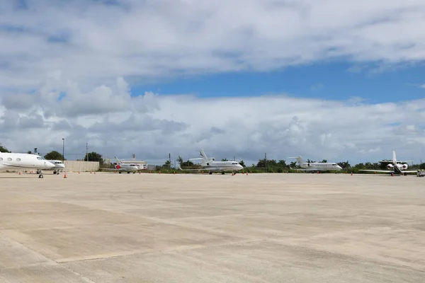 エプロンに停めた飛行機は — ストック写真