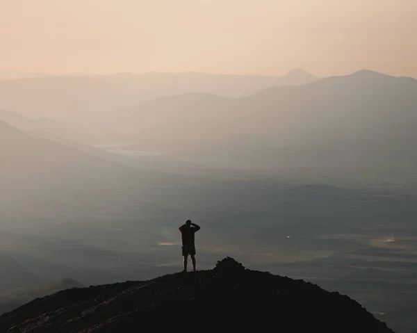 Silhouette Person Top Mountain Observing Beautiful Misty Landscape — Stock Photo, Image