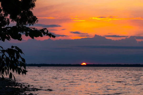 Der Schöne Sonnenuntergang Über Dem See — Stockfoto