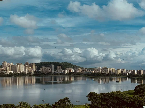 Uma Superfície Água Lago Hipnotizante Que Reflete Bela Cidade Costeira — Fotografia de Stock