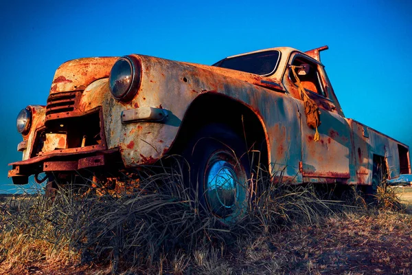 Old Rusty Abandoned Car Respirator Mask — Stockfoto