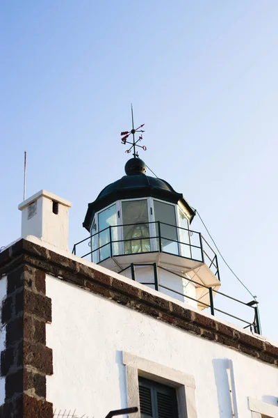 Tiro Ángulo Bajo Faro Blanco Santorini — Foto de Stock