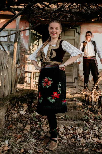 Uma Foto Vertical Uma Jovem Mulher Feliz Traje Sérvio Tradicional — Fotografia de Stock