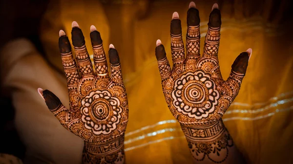 Nahaufnahme Der Hände Der Frau Mit Mehndi — Stockfoto