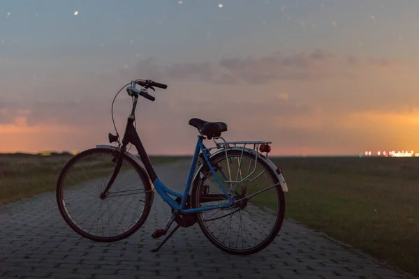 日落时停在室外的自行车 — 图库照片