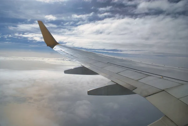 Ala Del Avión Desde Una Ventana — Foto de Stock