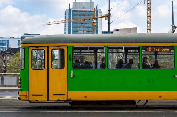 Poznan Polen April 2018 Eine Grüne Straßenbahn Mit Sitzenden Menschen — Stockfoto