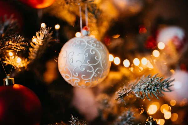 Detailní Záběr Bílé Koule Elegantním Spirálovým Vzorem Osvětleném Vánočním Stromečku — Stock fotografie