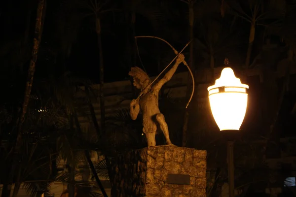 Plan Rapproché Une Lanterne Illuminée Dans Obscurité Avec Une Statue — Photo