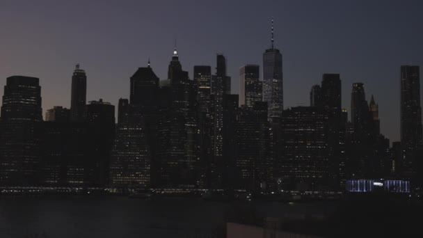 Geceleri Gökdelenlerin Güzel Görüntüleri — Stok video