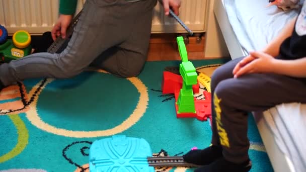 Πλάνα Παιδιών Που Παίζουν Τον Σιδηρόδρομο Παιχνιδιών — Αρχείο Βίντεο