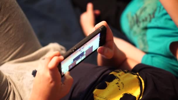 Rekaman Tanaman Seorang Anak Bermain Game Smartphone — Stok Video
