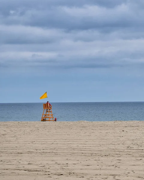 Plavčík Sedící Vyhlídkové Věži Pozorující Pláž — Stock fotografie